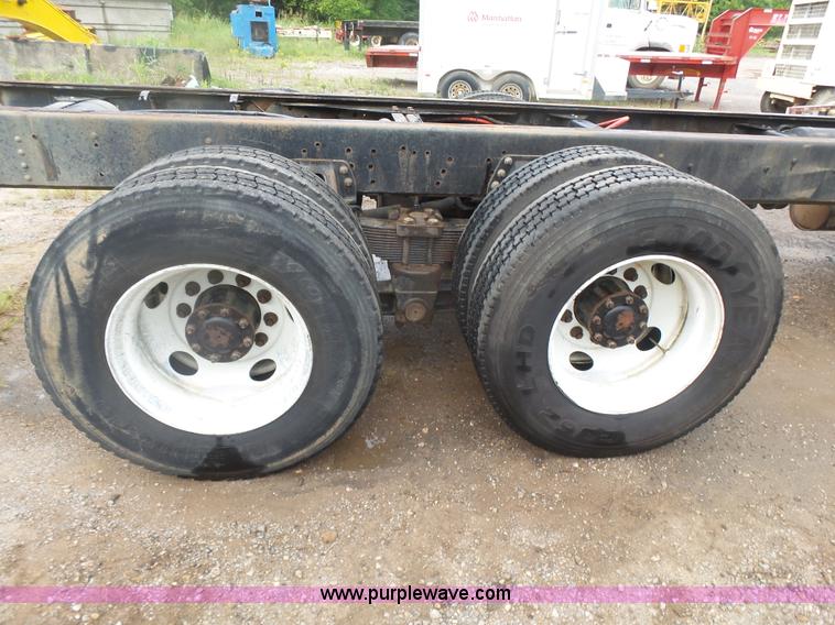 image for item L4765 1999 Chevrolet C8500 truck cab and chassis