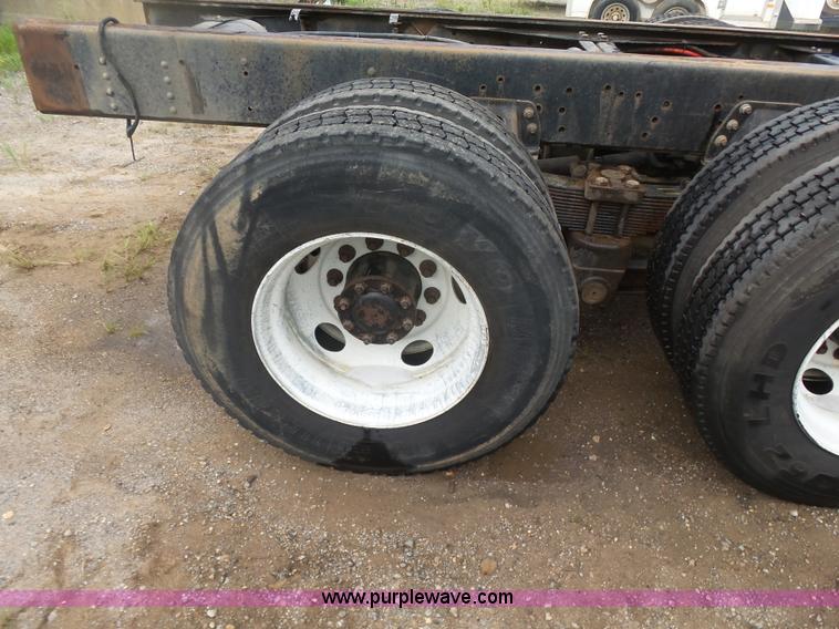 image for item L4765 1999 Chevrolet C8500 truck cab and chassis