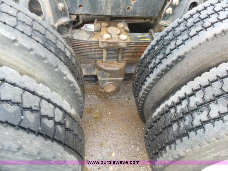 image for item L4765 1999 Chevrolet C8500 truck cab and chassis