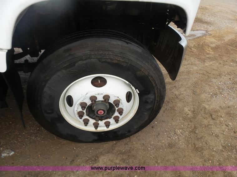 image for item L4765 1999 Chevrolet C8500 truck cab and chassis