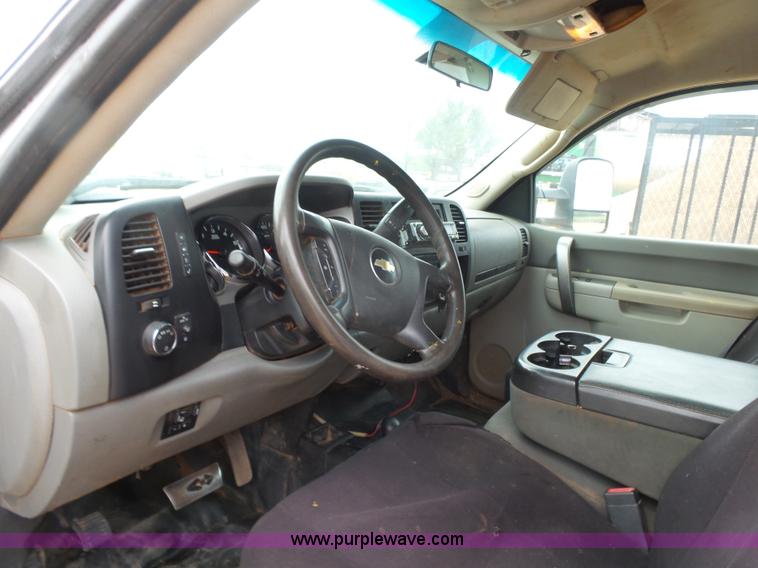 image for item L6800 2011 Chevrolet Silverado 2500HD Ext. Cab pickup truck