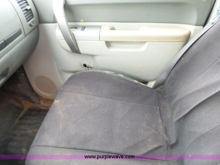 image for item L6800 2011 Chevrolet Silverado 2500HD Ext. Cab pickup truck