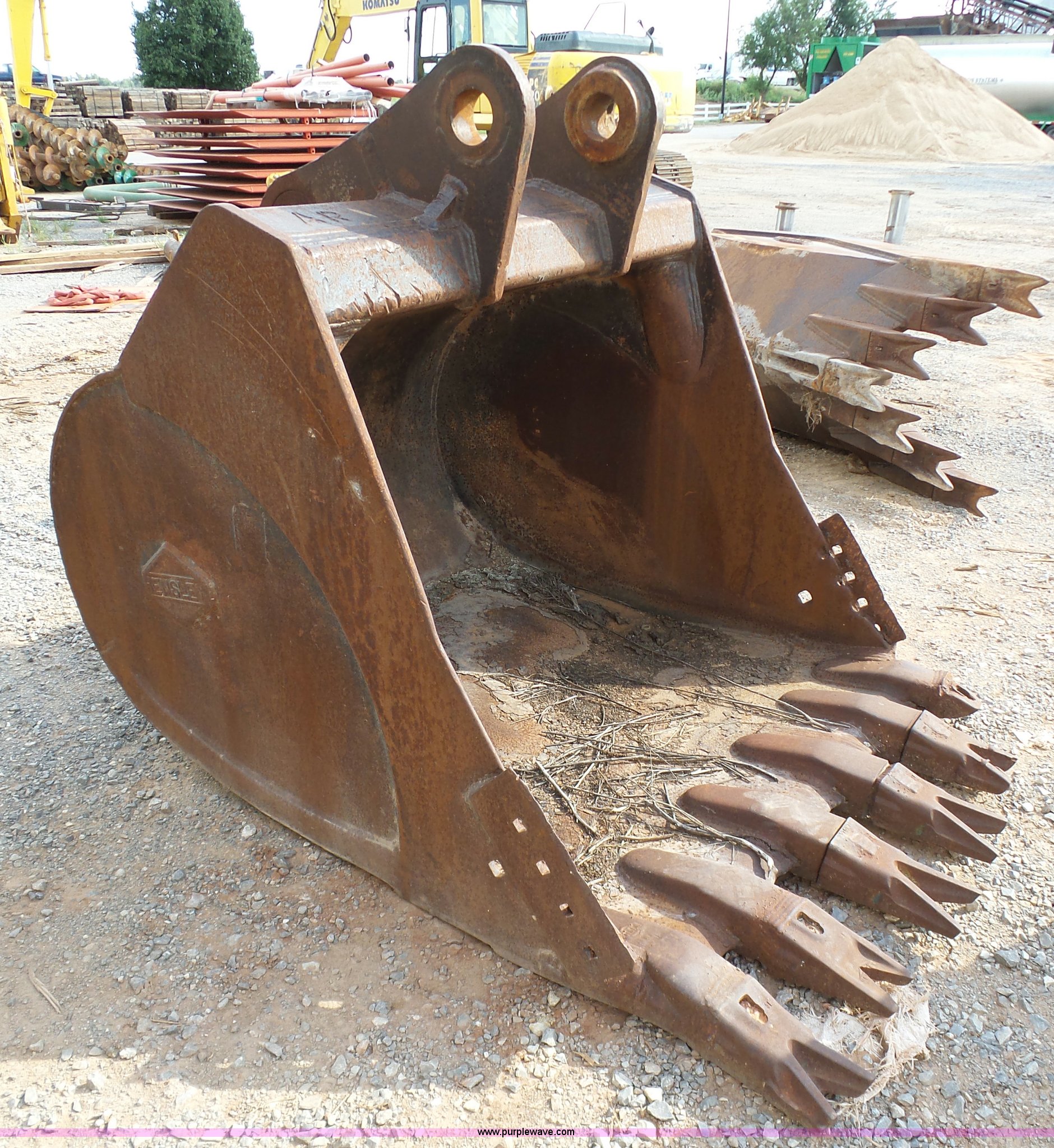 Hensley excavator bucket in Hinton, OK Item AP9355 sold Purple Wave