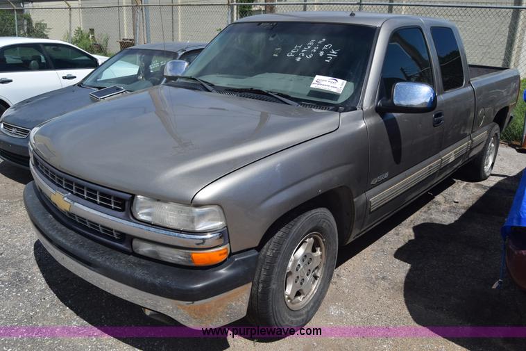 image for item K2805 2001 Chevrolet Silverado 1500 Ext. Cab pickup truck