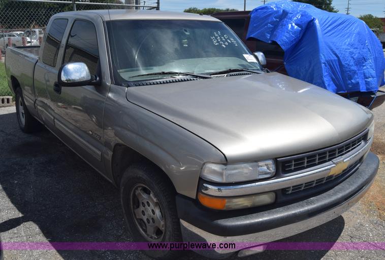 image for item K2805 2001 Chevrolet Silverado 1500 Ext. Cab pickup truck