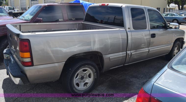 image for item K2805 2001 Chevrolet Silverado 1500 Ext. Cab pickup truck