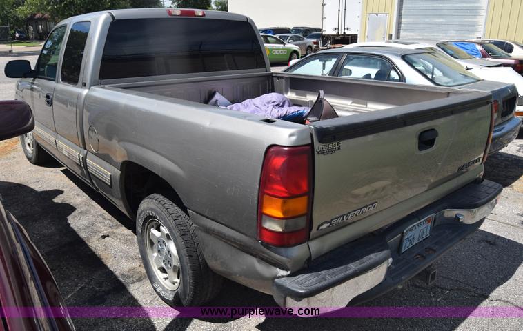 image for item K2805 2001 Chevrolet Silverado 1500 Ext. Cab pickup truck