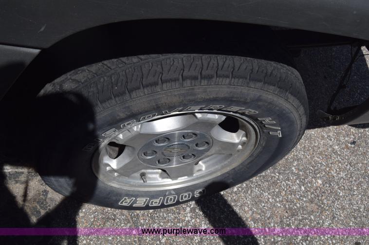 image for item K2805 2001 Chevrolet Silverado 1500 Ext. Cab pickup truck