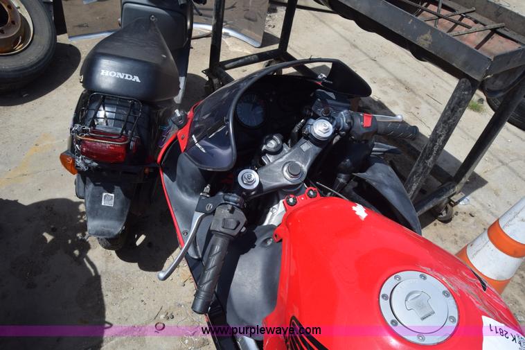 image for item K2811 1999 Honda CBR600F4 motorcycle