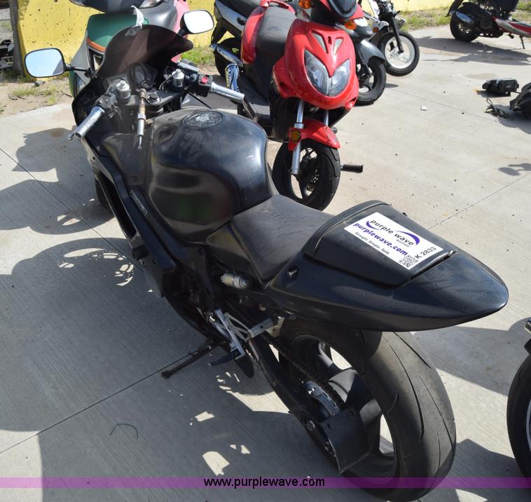 image for item K2833 2002 Honda CBR600F4 motorcycle