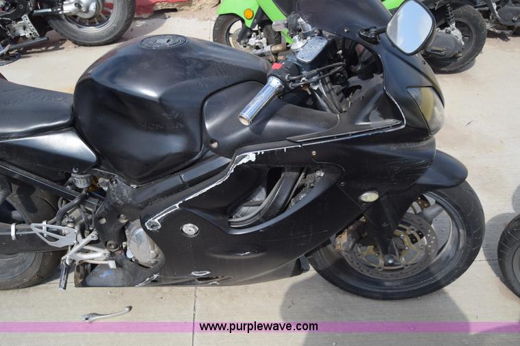 image for item K2833 2002 Honda CBR600F4 motorcycle