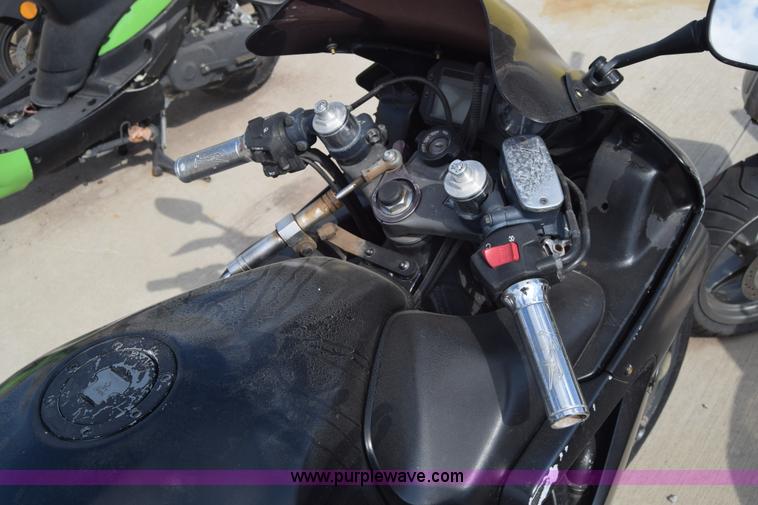 image for item K2833 2002 Honda CBR600F4 motorcycle