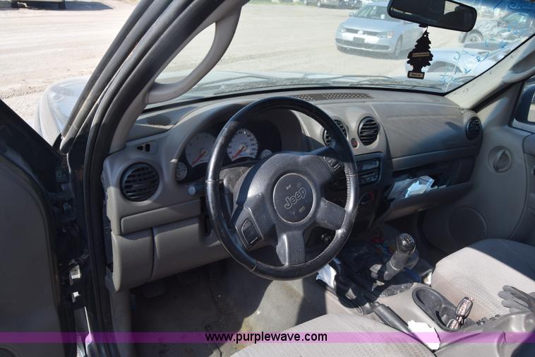 image for item K2837 2002 Jeep Liberty SUV