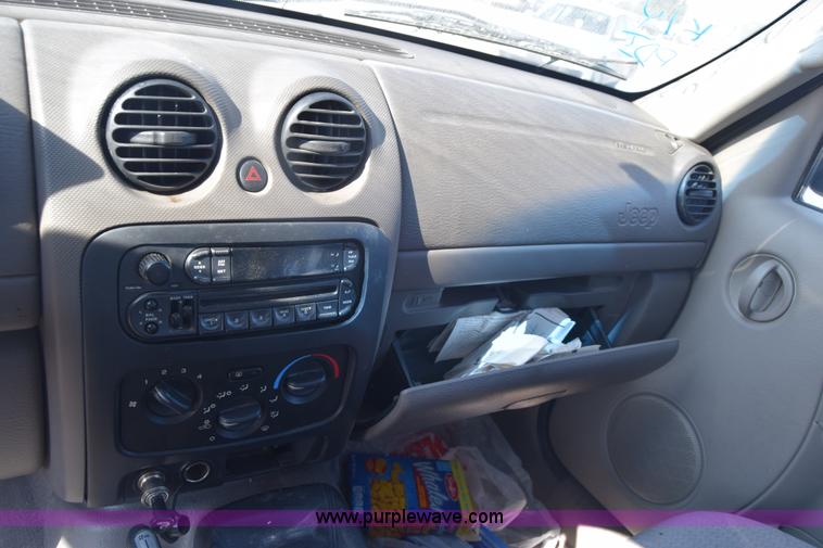 image for item K2837 2002 Jeep Liberty SUV