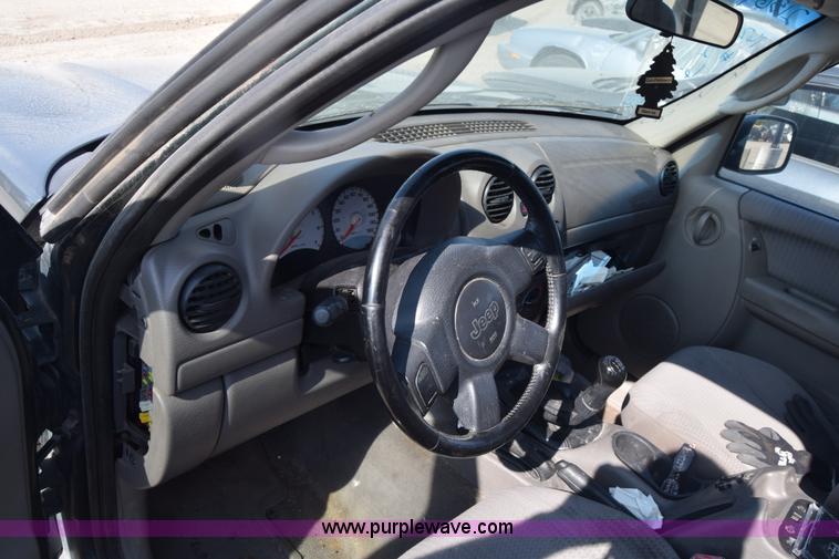 image for item K2837 2002 Jeep Liberty SUV