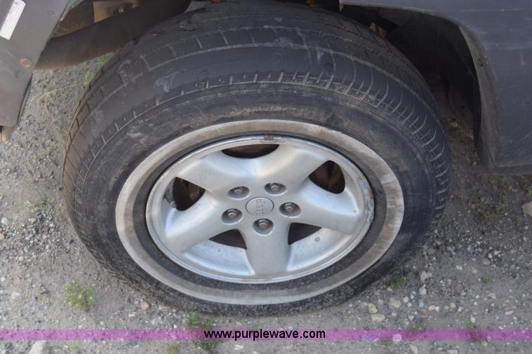 image for item K2837 2002 Jeep Liberty SUV