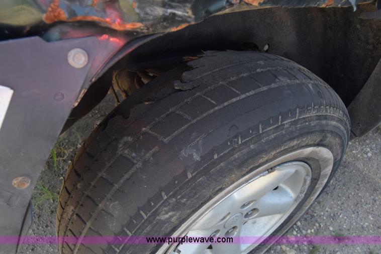 image for item K2837 2002 Jeep Liberty SUV