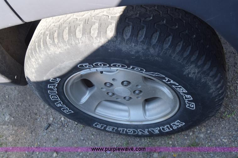 image for item K2837 2002 Jeep Liberty SUV