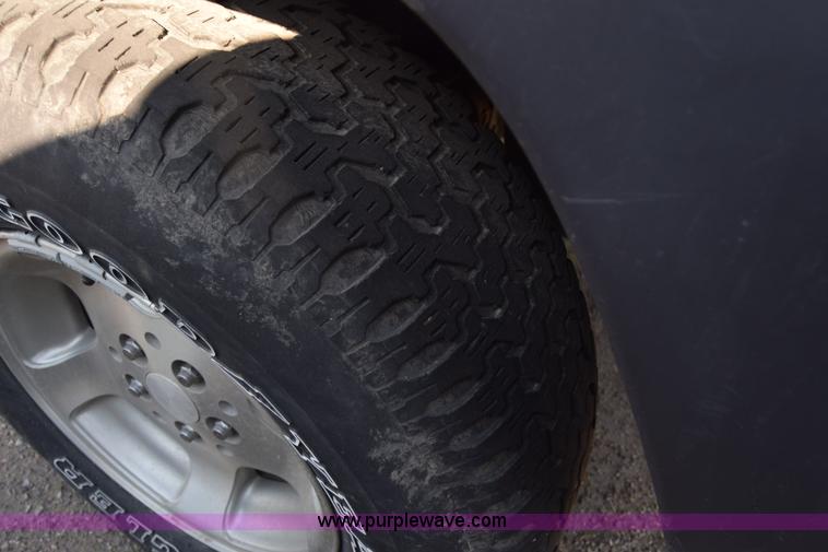 image for item K2837 2002 Jeep Liberty SUV