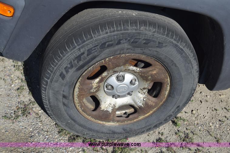 image for item K2837 2002 Jeep Liberty SUV