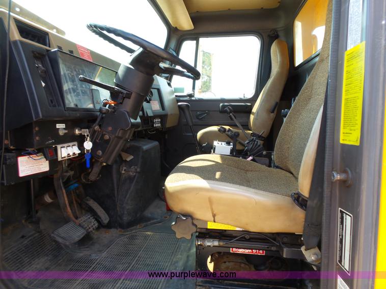 image for item DA2757 1995 International 4700 dump truck