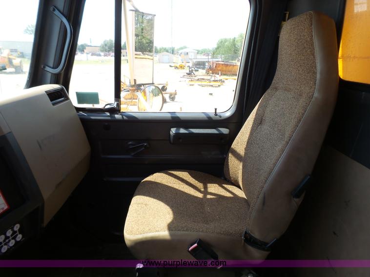 image for item DA2757 1995 International 4700 dump truck