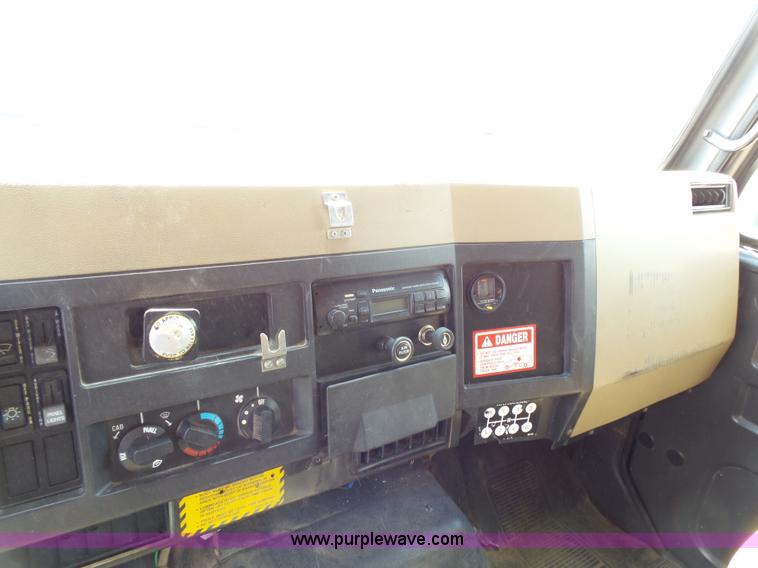 image for item DA2757 1995 International 4700 dump truck