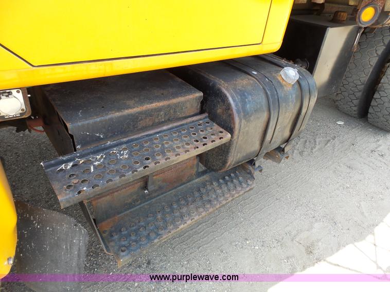 image for item DA2757 1995 International 4700 dump truck