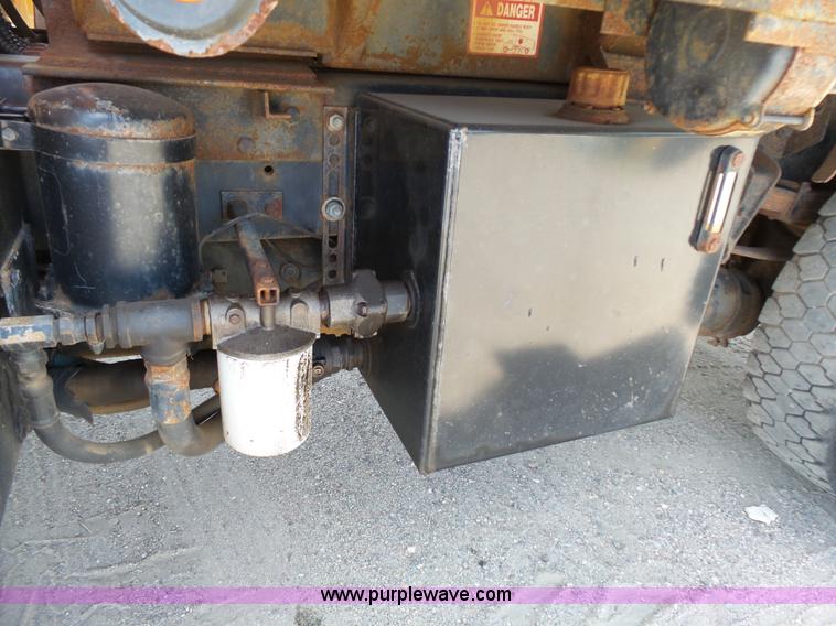 image for item DA2757 1995 International 4700 dump truck