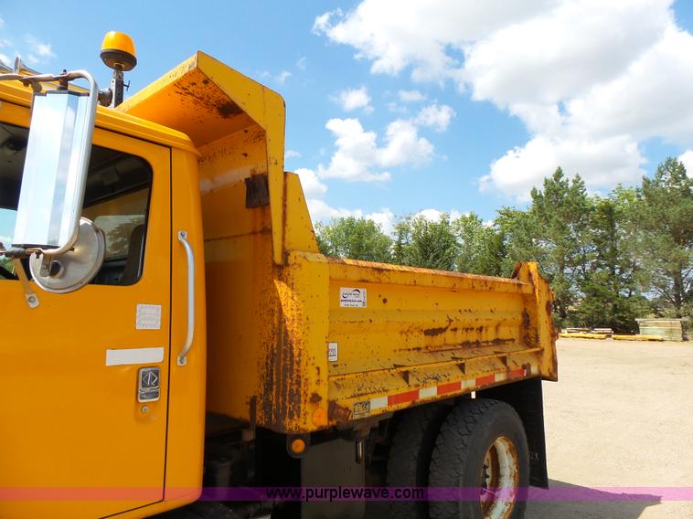 image for item DA2757 1995 International 4700 dump truck