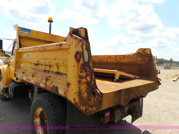 image for item DA2757 1995 International 4700 dump truck