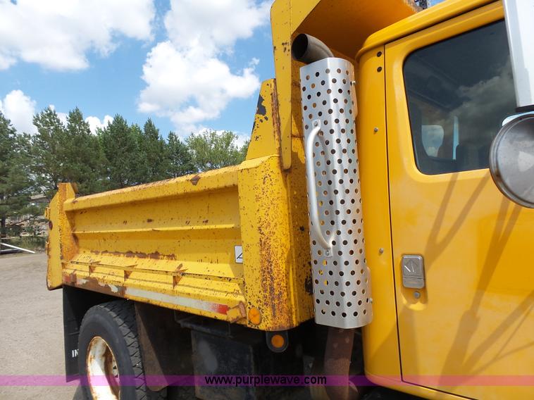 image for item DA2757 1995 International 4700 dump truck