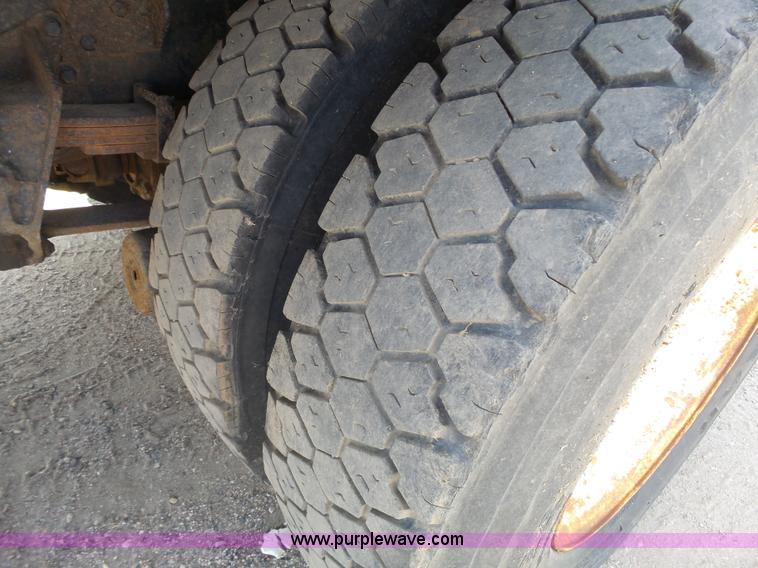 image for item DA2757 1995 International 4700 dump truck