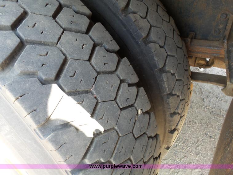 image for item DA2757 1995 International 4700 dump truck