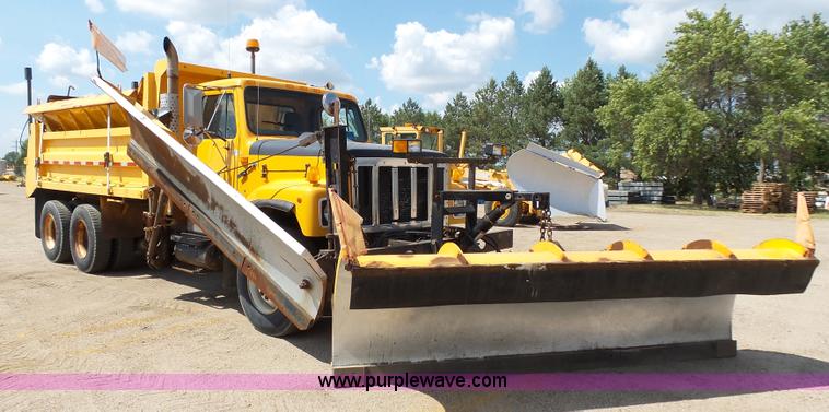 image for item DA2758 1996 International 2554 dump truck