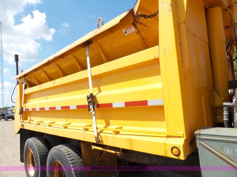 image for item DA2758 1996 International 2554 dump truck