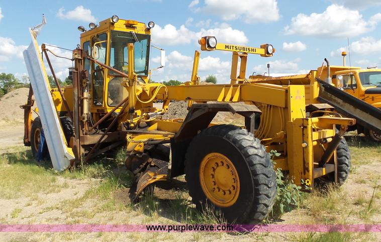 image for item DA2762 1985 Mitsubishi MG500 motor grader