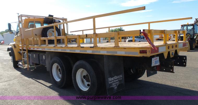 image for item DA2767 2000 Sterling L7501 flatbed truck