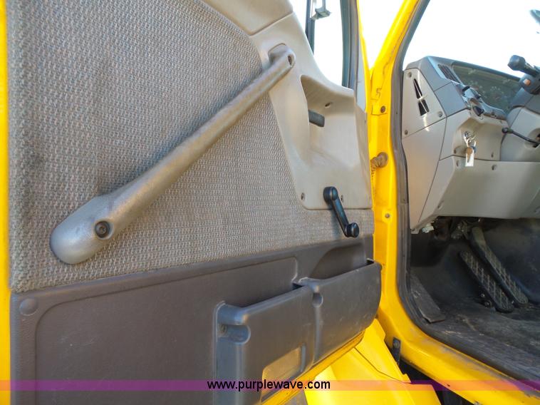 image for item DA2767 2000 Sterling L7501 flatbed truck