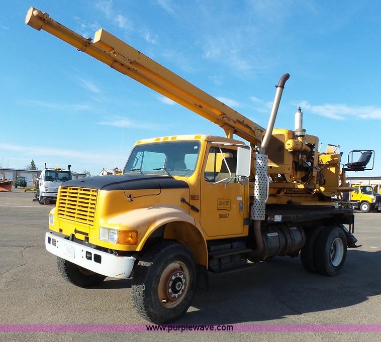 image for item DA2768 1993 International 4800 drilling rig truck