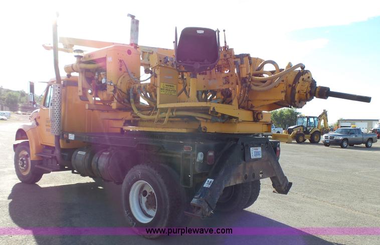 image for item DA2768 1993 International 4800 drilling rig truck