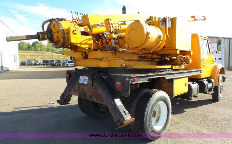 image for item DA2768 1993 International 4800 drilling rig truck