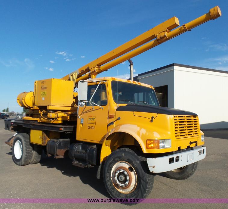 image for item DA2768 1993 International 4800 drilling rig truck