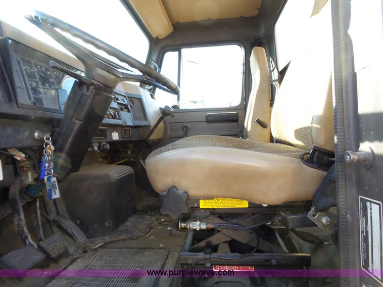 image for item DA2768 1993 International 4800 drilling rig truck