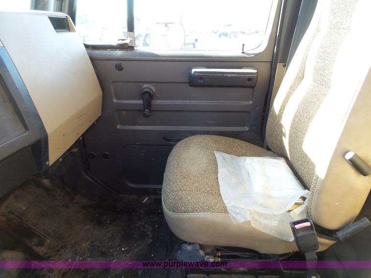 image for item DA2768 1993 International 4800 drilling rig truck