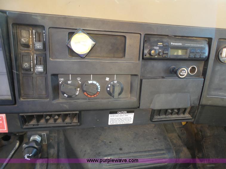 image for item DA2768 1993 International 4800 drilling rig truck