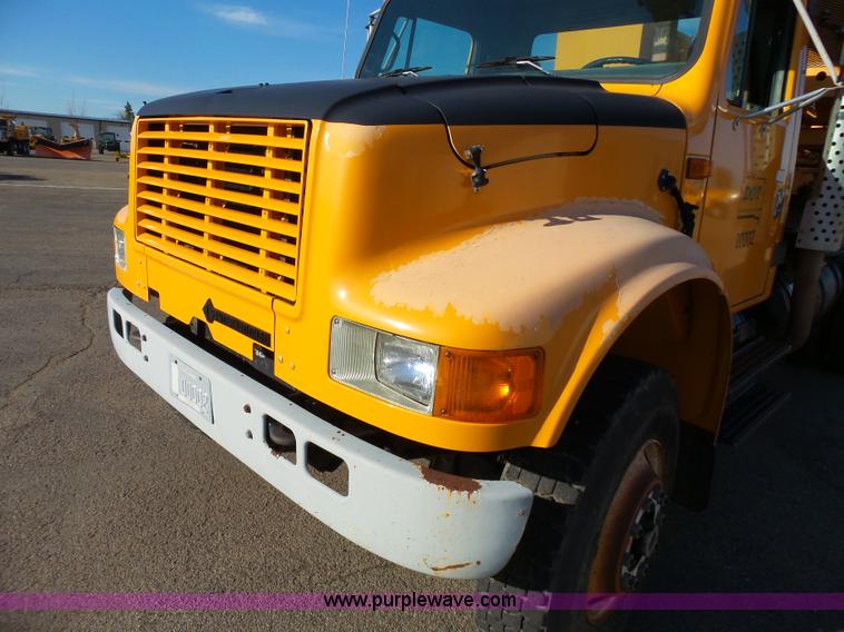 image for item DA2768 1993 International 4800 drilling rig truck