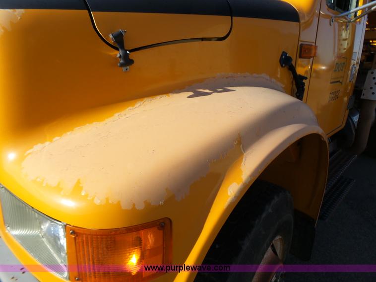 image for item DA2768 1993 International 4800 drilling rig truck