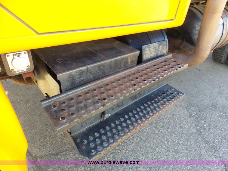 image for item DA2768 1993 International 4800 drilling rig truck