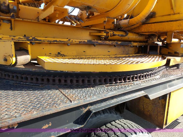 image for item DA2768 1993 International 4800 drilling rig truck